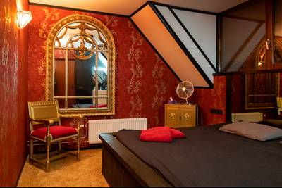 Ook bij bordeel Julia Bar is het rode licht voortaan led en kost een kamer een tientje meer