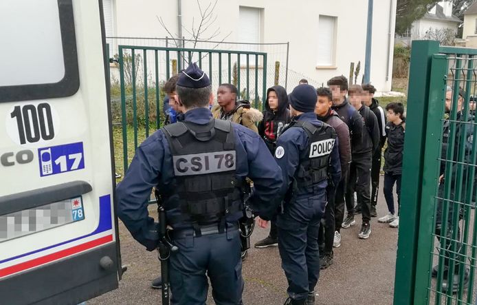 De arrestaties vonden plaats na nieuwe incidenten aan de middelbare school Saint-Exupéry in Mantes-la-Jolie bij Parijs.