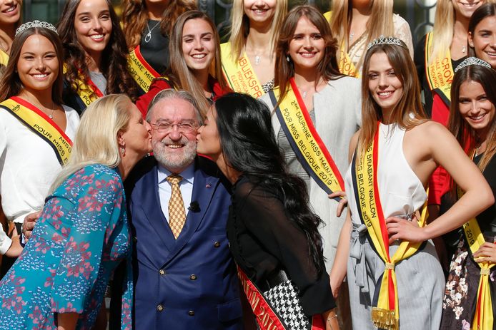 Herman De Croo krijgt een smakkerd van Miss België-organisatrice Darline Devos en de huidige Miss België Angeline Flor Pua.
