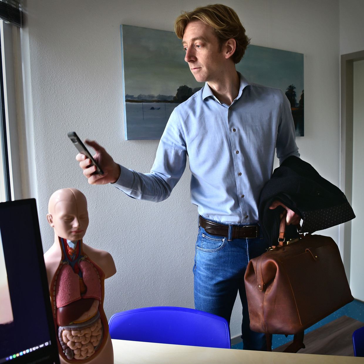 Marnix van der Leest, huisarts in Leusden: ‘Ik word er hoorndol van, vooral omdat het zo schrijnend is je patiënten zo te zien.’ Beeld Marcel van den Bergh