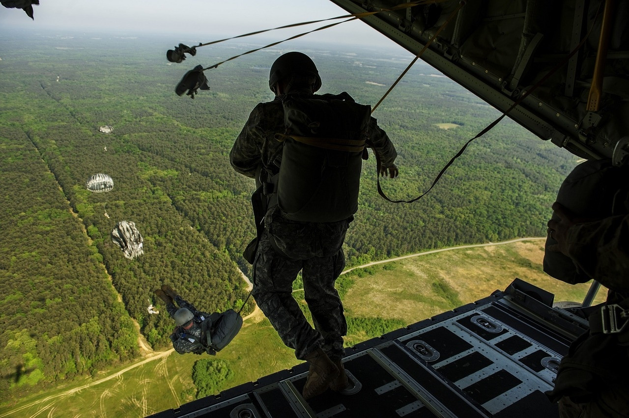 Parachutesprong mariniers gaat mis in België: twee militairen gewond ...