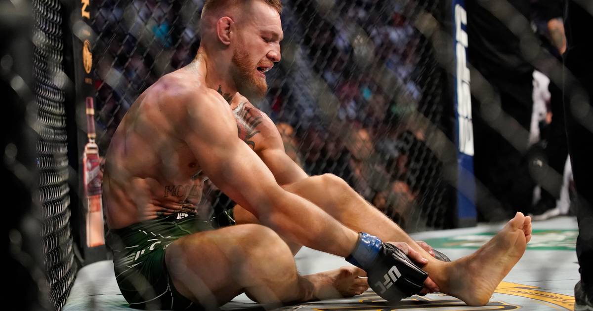 Terrible blessure pour Conor McGregor l Irlandais se brise le