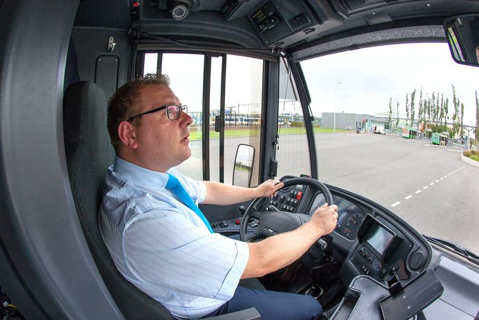 Een Arriva-buschauffeur bij het Alphense station. Rijnvicus, UWV, MBO Rijnland en Arriva gaan mensen nu die lastig aan werk kunnen komen daarbij helpen.