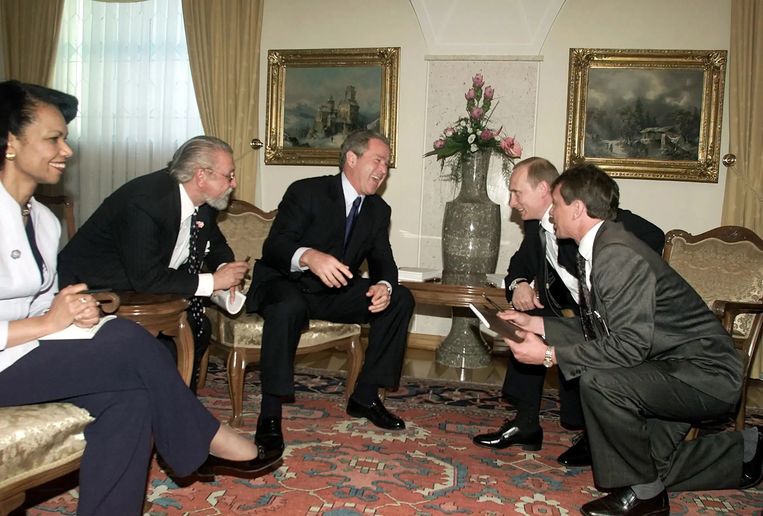 Lachen, gieren, brullen: toenmalig VS-president George W. Bush en Poetin lijken het prima met elkaar te vinden in juni 2001. De relaties zouden al snel verslechteren. Beeld Larry Downing/Reuters