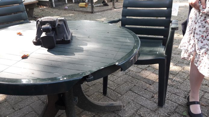 Een aantal stoelen en tafels is onbruikbaar en weggegooid. Omdat er geen geld is voor nieuwe, doen ze het op de kinderboerderij nog even met deze.