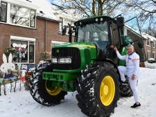 Kraamverzorgster Jolanda op de tractor in sneeuwstorm naar gezin: ‘Ik wilde eerst gaan lopen’