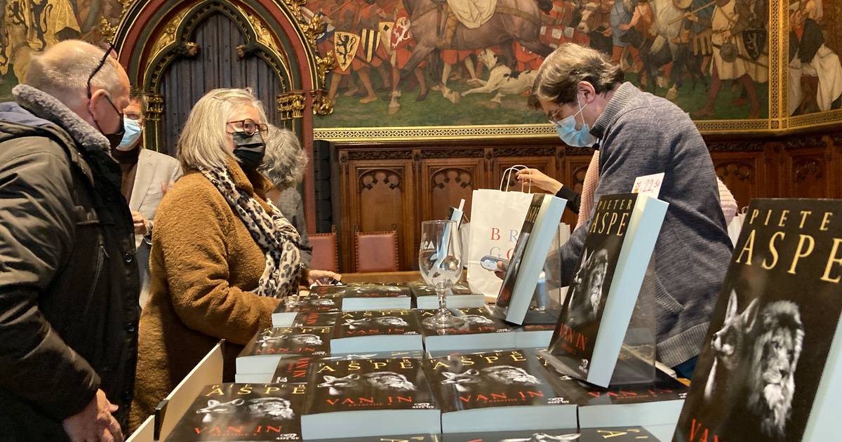 The latest Aspe book is an immediate success in the Bruges City Hall, where the author is honored for a whole day |  Instagram VTM NEWS