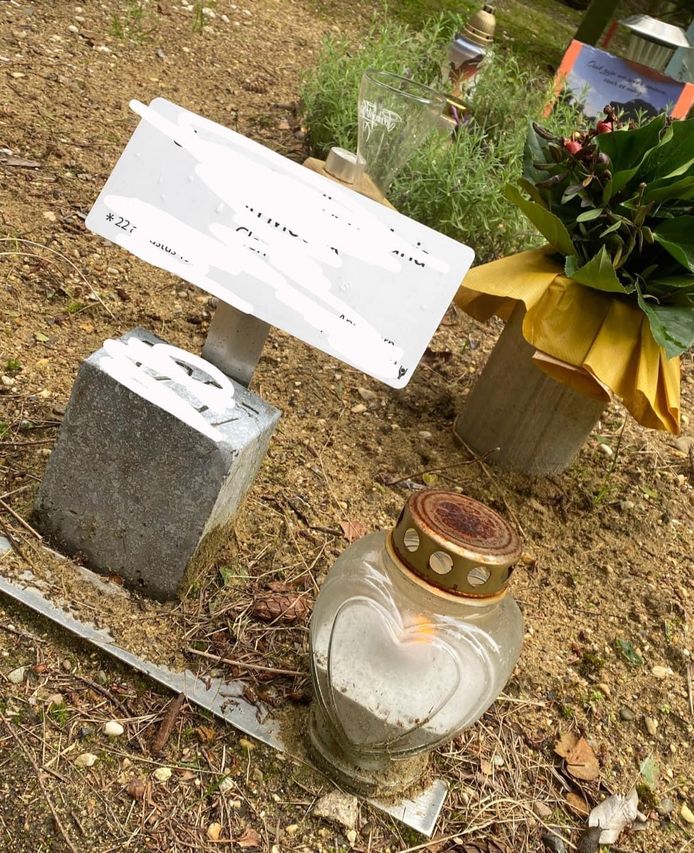 De vaas met het geel omrande boeket verdween eind vorig jaar van het graf van de vader van Silke van Mourik.