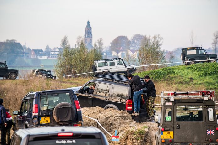 Offroad file rijden met landrovers in Huissen. Foto: Rolf Hensel.