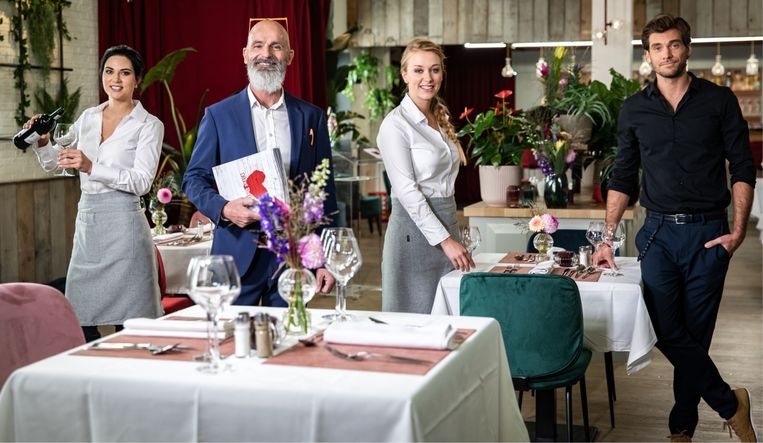 Leena: ‘Je zou denken dat barman Bram (rechts) een air heeft, maar nee: hij is zo warm en zacht, en hij heeft zo’n minihartje.’ Beeld RV