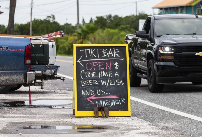 Een bar in Florida nodigt mensen uit een biertje met het personeel en Elsa te drinken.