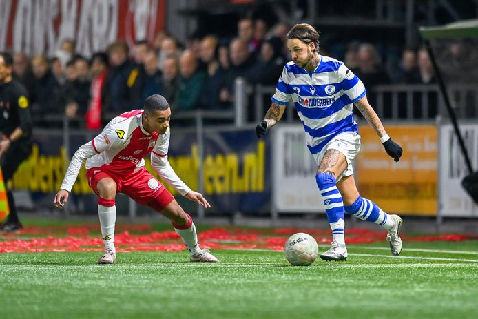 Vince Gino Dekker (rechts) in actie tijdens de Spakenburgse dorpsderby, die op 9 maart in 2-2 uitmondde.