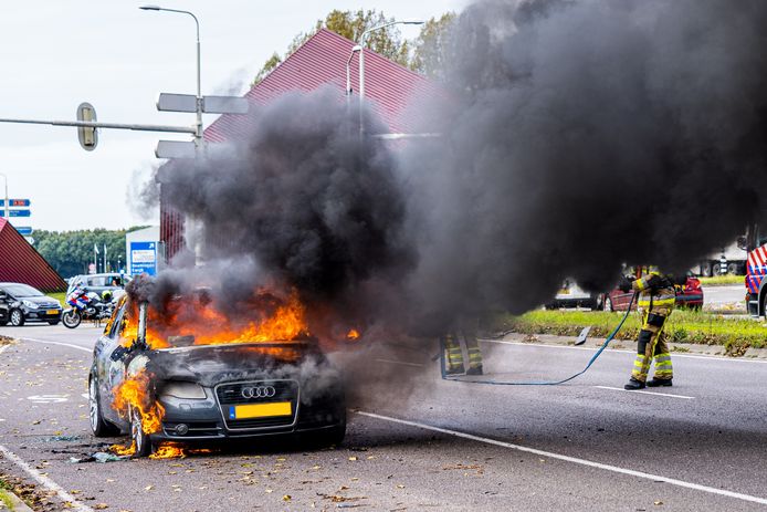 Tijdens een proefrit is een auto in brand gevlogen op de Wijchenseweg in Nijmegen.