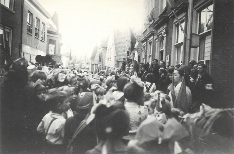 Optocht van schoolkinderen door Werkendam, mei of juni 1945 Beeld Beeldbank Streekarchief Langstraat Heusden