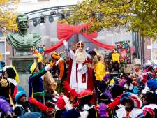 Sinterklaasintocht in Apeldoorn als vanouds kinderfeest, ondanks enorme politiemacht