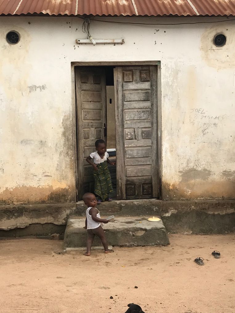 Een huis in Ivoorkust, met bij de ronde gaten boven de deur de nieuwe muggendoders geïnstalleerd. Beeld In2Care