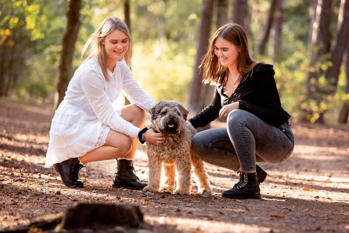 De zussen Mees en Roos Offenberg moeten hun hond Woezel voor altijd missen door zinloos geweld.