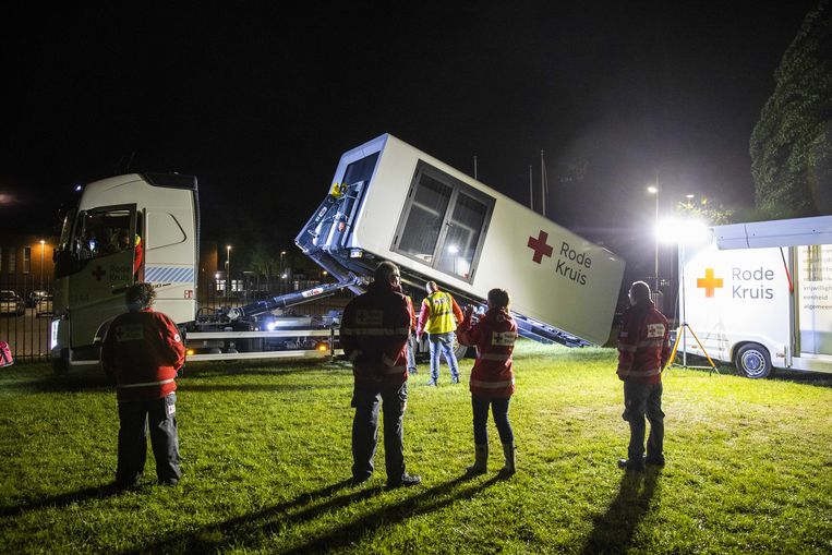 Het Rode Kruis heeft noodaccommodatie opgezet voor de opvang van asielzoekers bij het overvolle aanmeldcentrum in Ter Apel. Beeld ANP