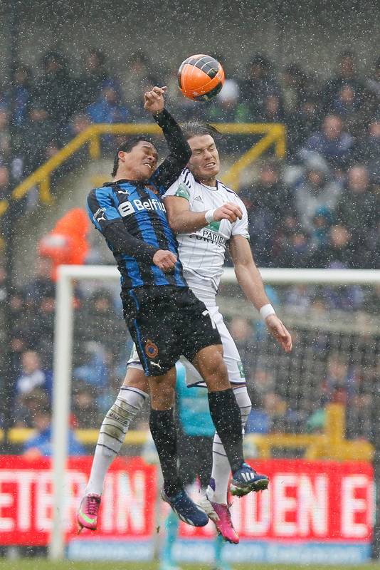 Nuytinck (ici en duel avec Bacca) a logiquement été exclu en fin de match pour une faute sur Trickovski.