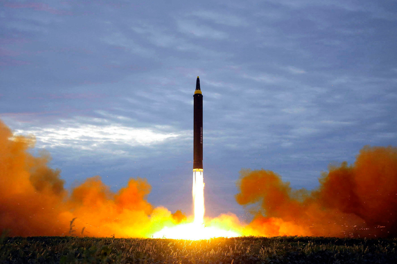 VN-resoluties verbieden Noord-Korea ballistische raketten te testen, maar daar trekt Kim Jong-un zich weinig van aan.