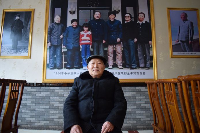 Dan Wenquan (81) in het restaurant van zijn kinderen voor een familieportret met Deng Xiaoping. Dan is een neef van Deng, de politicus achter het Chinese economische hervormingsbeleid.