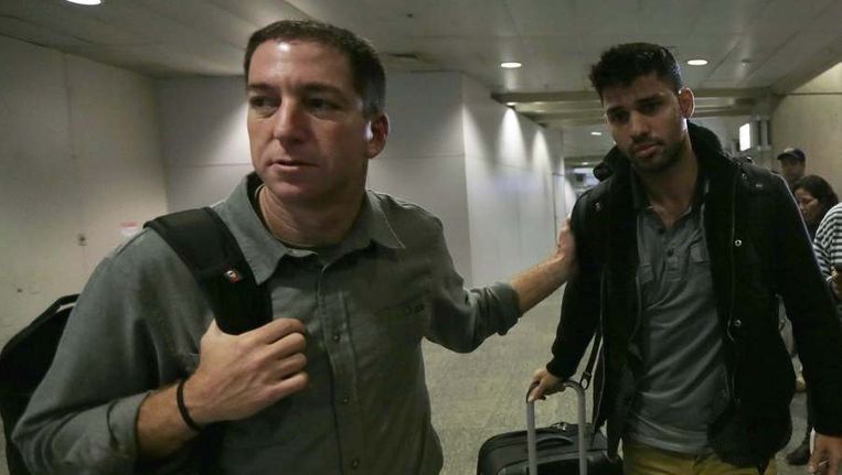Greenwald met zijn partner Miranda op het vliegveld van Rio de Janeiro in augustus. Beeld reuters
