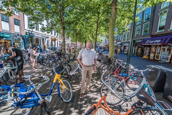 Marcel Koelewijn (Stadsbelangen Delft) is de fietsenchaos in Delft beu en wil een ondergrondse garage. ,,Dit moeten we toch niet in ons straatbeeld willen?"