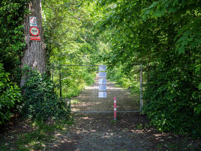 Geliefd wandelbos naast bedevaartsoord Lourdes plots afgezet met Heras-hek: “We zijn ons groen paradijsje kwijt”