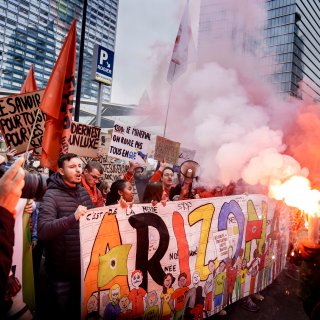 Verfbommen, ingeslagen ruiten en graffiti: wie zit er achter het geweld bij de betoging?
