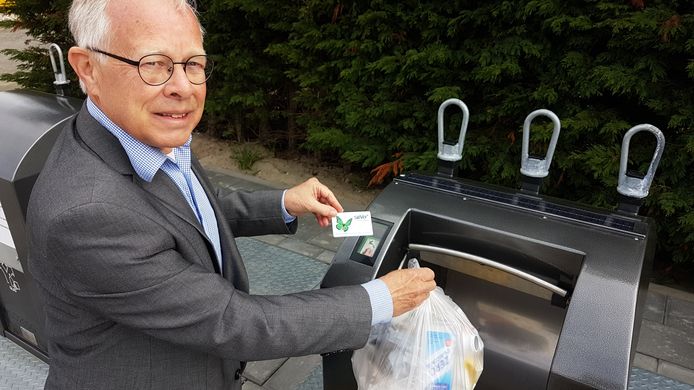 Wethouder Henk Kielman is het beu dat er nog steeds zakken met afval naast de containers worden gezet.