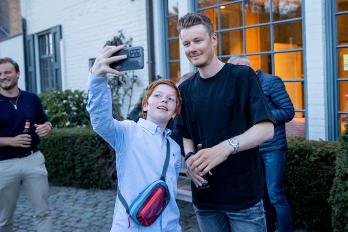 Van Baarle gaat de op de foto met een jonge fan.