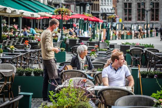 De ruimere terrassen in Brugge mogen langer blijven staan