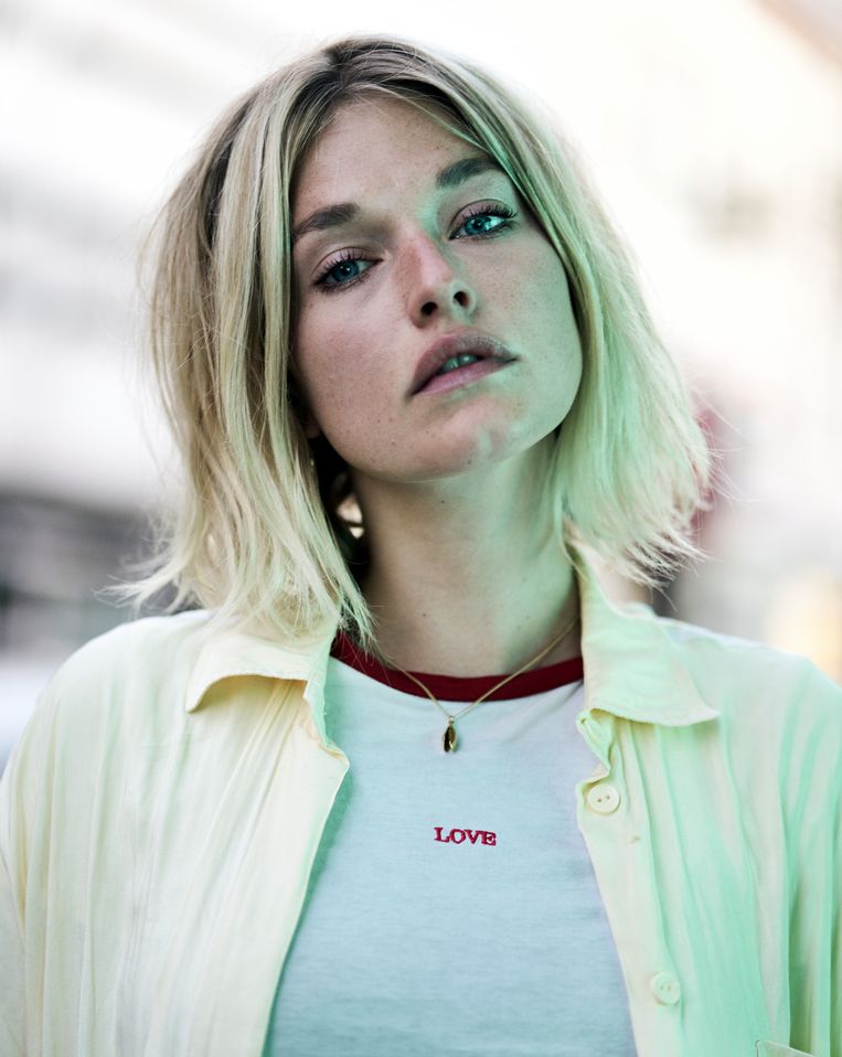 Ella-June Henrard: ‘Soms denk ik dat de toneelscholen er best even mee ophouden. Want er is gewoon géén werk in de theaterwereld.' Beeld Joris Casaer