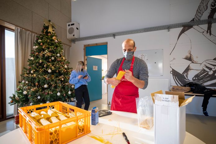 Het Mechelse schepencollege verkoopt zelfgemaakte spaghettisaus ten voordele van  De Warmste Week