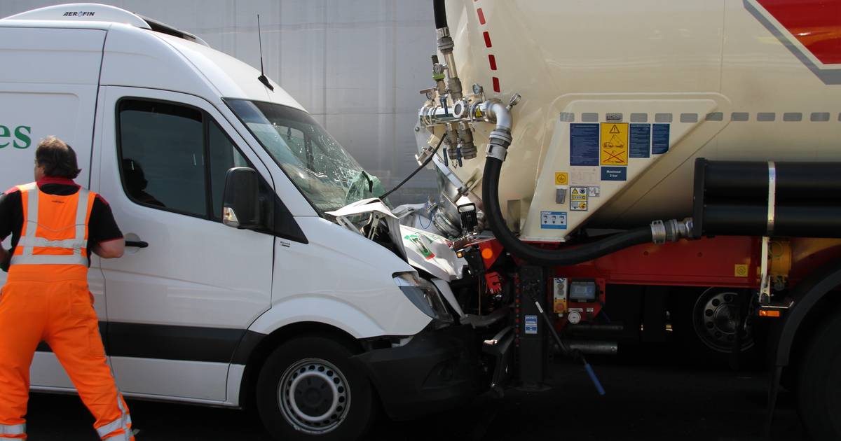 Kettingbotsing zorgt voor chaos op A1 bij Enter: verkeer wordt omgeleid.