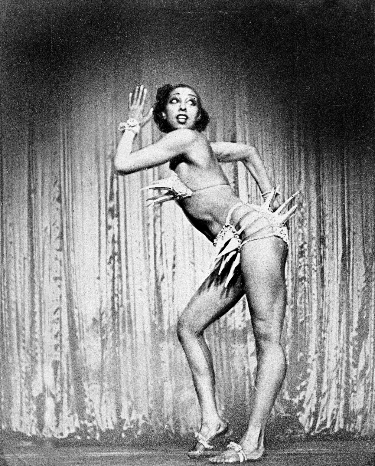 Josephine Baker treedt op in het Winter Garden Theater in New York, februari 1936.  Beeld AP