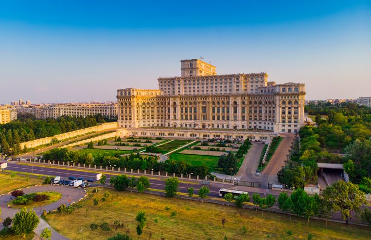 Het parlementsgebouw in Boekarest Beeld Getty Images