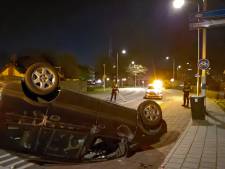 Auto raakt middengeleider en belandt op de kop in Doetinchem: bestuurder naar ziekenhuis gebracht 