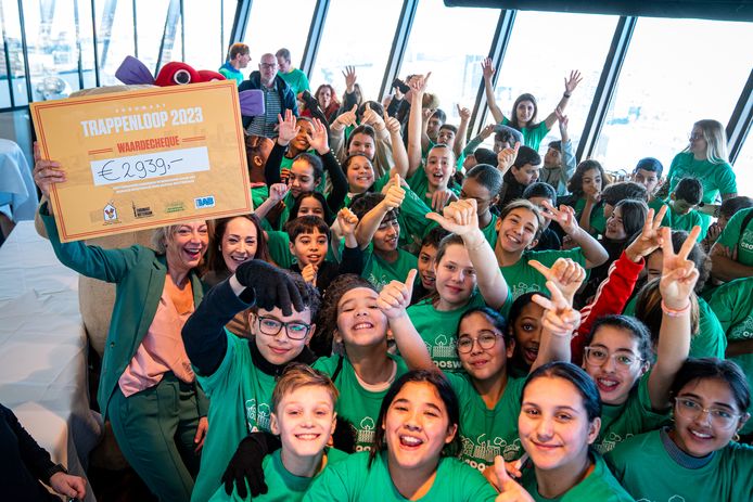 Kinderen van de twee basisscholen in Rotterdam met linksonder Natasja Jongenotter van het Ronald McDonald Huis en daarnaast Lotte Berkhout.