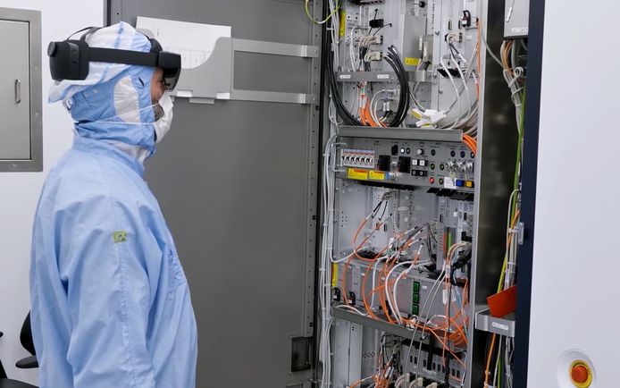 Een monteur van ASML bekijkt een systeem van een chipmachine.