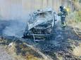 De zwaargewonde man (47) kon net op tijd ontsnappen toen zijn wagen in brand vloog.