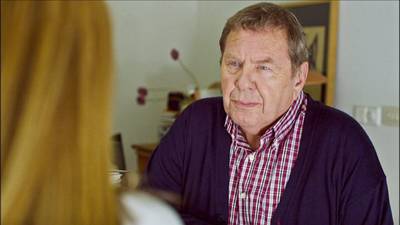 LEVENSVERHAAL. Acteur Arnold Willems (90) kwam 1.067 keer in uw huiskamer op bezoek: “Ik heb artrose, een pacemaker en een heupprothese, maar ik klaag niet”