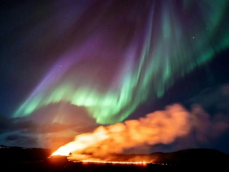 Wat een beelden: noorderlicht verschijnt boven vulkaanuitbarsting
