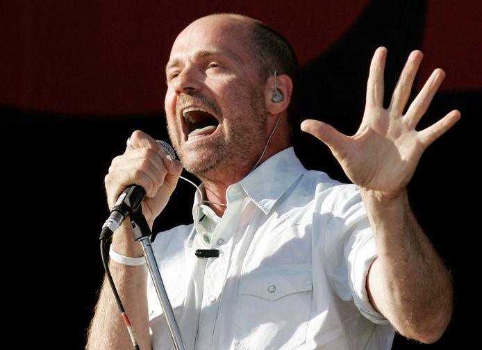 Gord Downie in concert in Ontario, Canada in 2005.