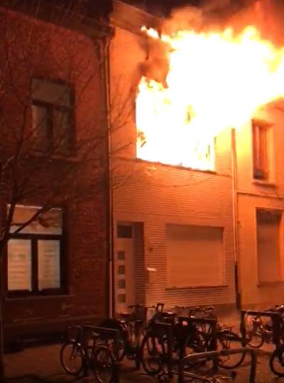 Explosie en uitslaande brand op Kiel: man zwaargewond naar ziekenhuis