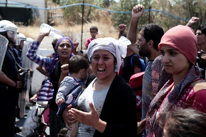 De migranten protesteren tegen de ondraaglijke toestanden in het vluchtelingenkamp.