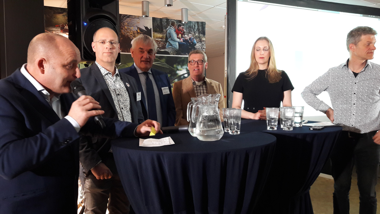 Carlo van Esch (links) luistert naar Lovo-presentator Rens Merkelbach. Overige lijsttrekkers (vlnr): Jan Jonkers (AB), Jan de Laat (PrO), Anne Cristien Spekle (VVD) en Guus Mulders (CDA).