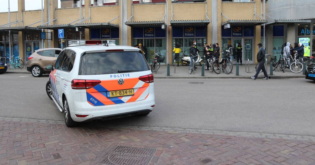 Steekpartij op Rhijnvis Feithlaan, politie ondervraagt jongeren .