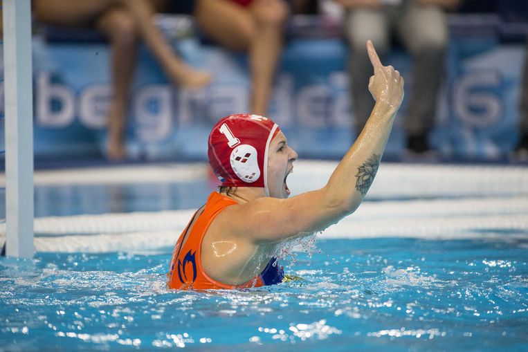 Keepster Laura Aarts, van de Nederlandse waterpolosters juicht na het winnen van de halve finale EK Waterpolo tegen Spanje in Belgrado. Beeld ANP