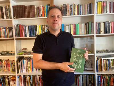Gerrit van Lowe (Twan Robben) presenteert streekroman: Krachtige mannenbroeders uit Beugen